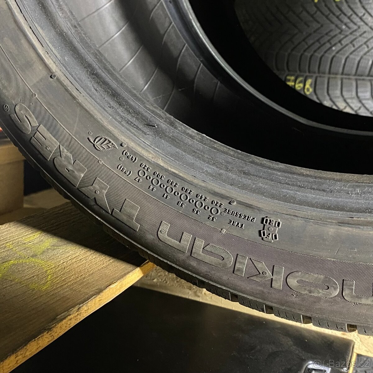 Zimní pneu 235/45 R18 98V Nokian 5mm - 3
