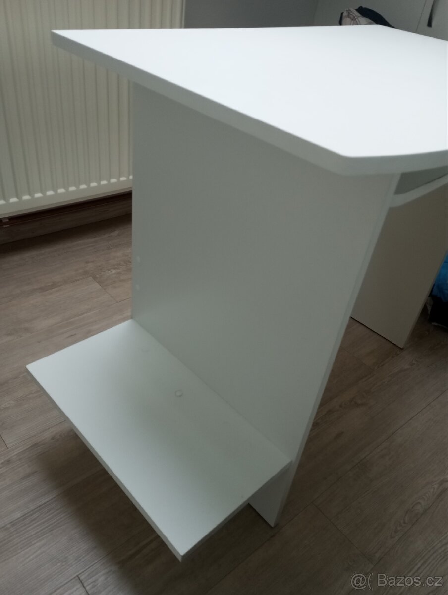 Bílý počítačový stůl - 3