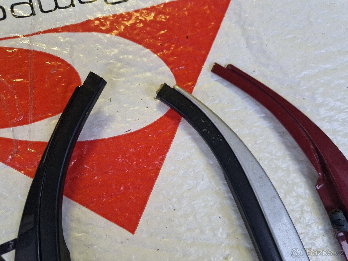 BMW e30 lišty kolem oken - 3