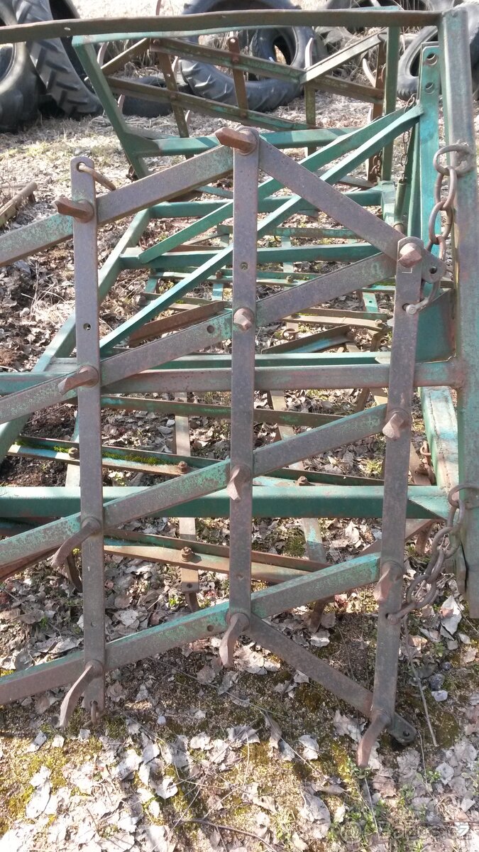 Čtyřdílné traktorové skládací polotěžké brány, záběr 3,8 m - 3