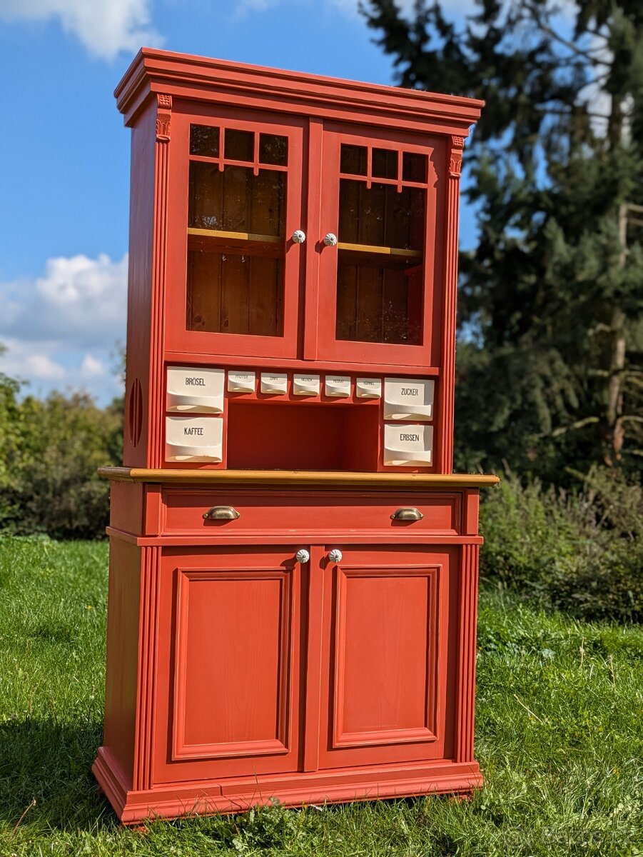 Kredenc v cihlové barvě po renovaci - 3