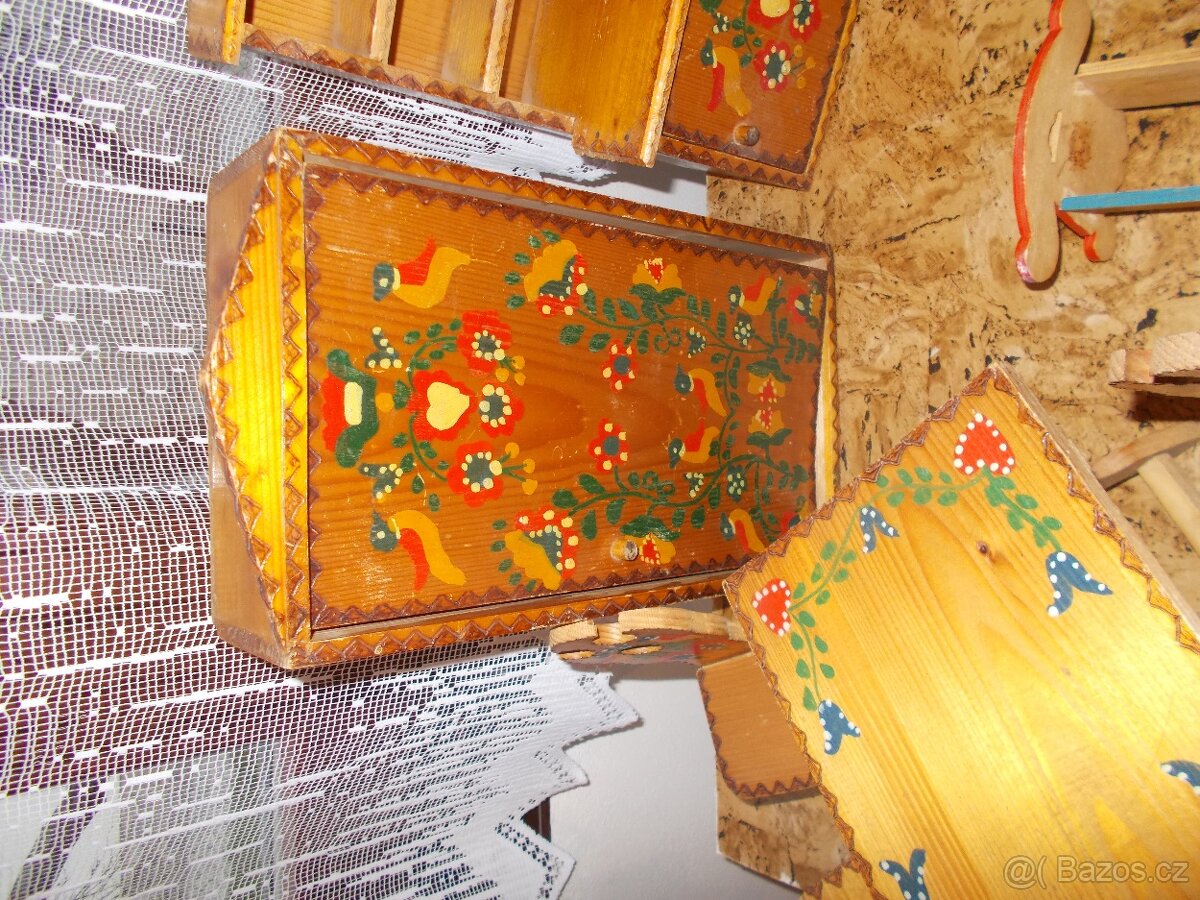 Dřevěný ručně malovaný nábytek pro panenky – krásná lidová p - 3