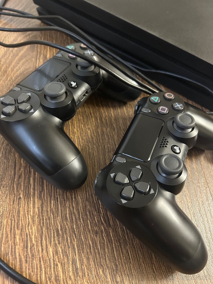 PlayStation 4 Pro (1 TB) + 2 ovladače a 3 hry - 3