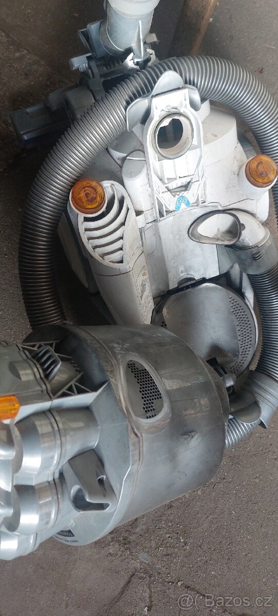 Dyson DC08 vysavač - 3