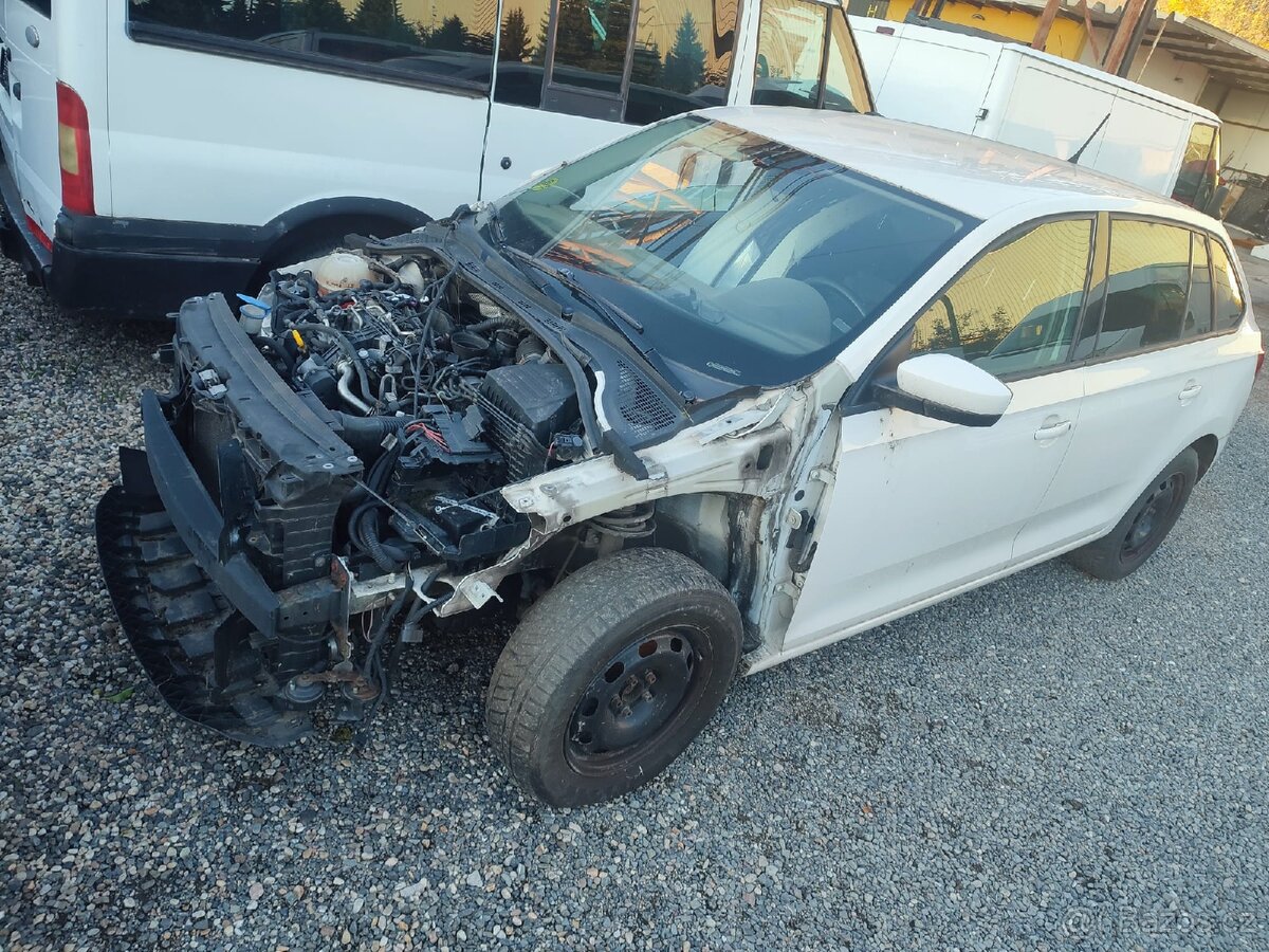 Škoda Rapid 1.6 tdi hatchback bílá barva - 3