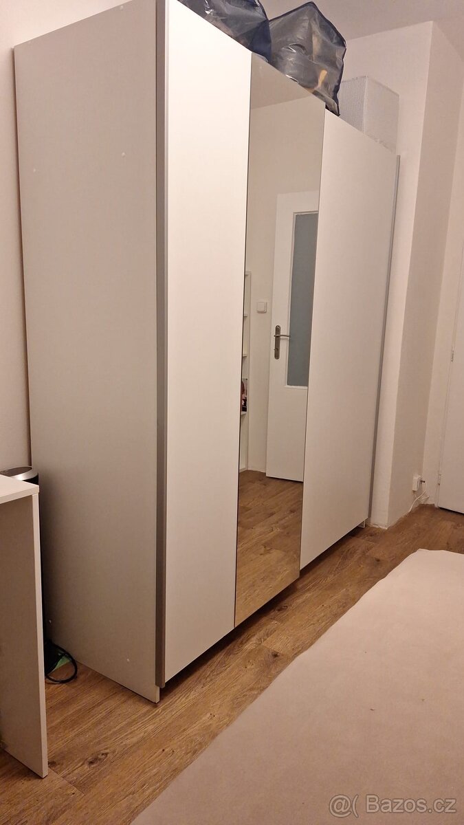 Bílá šatní skříň - 3