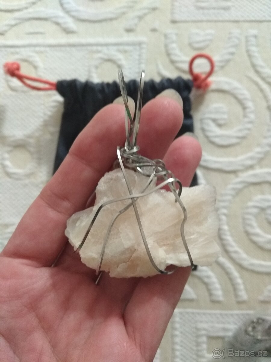 "Spoutaný" - přívěsek z křemene - 3