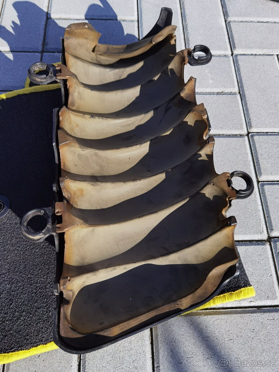 Corvette C6 - dekl sání motoru - 3