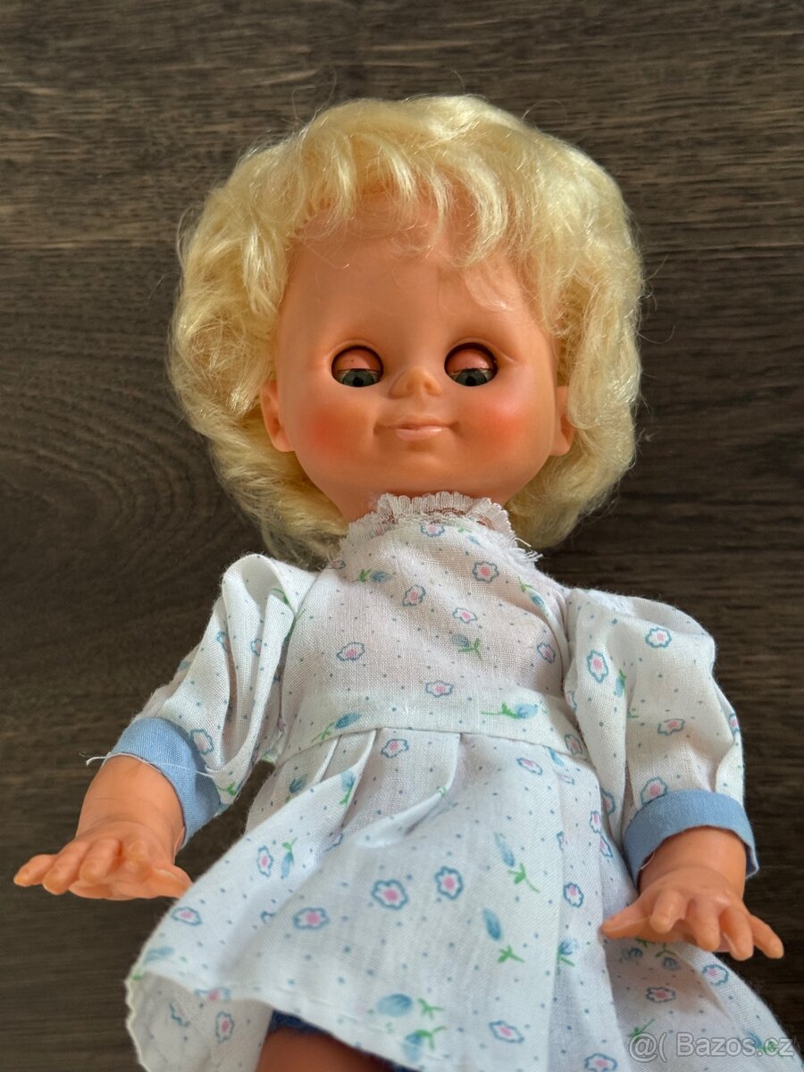 Retro panenka mrkací - 3