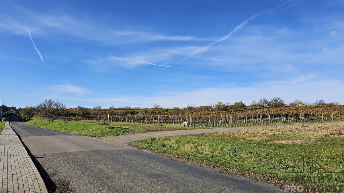 Prodej stavebního pozemku 814 m² s projektem na RD 5+kk - 3