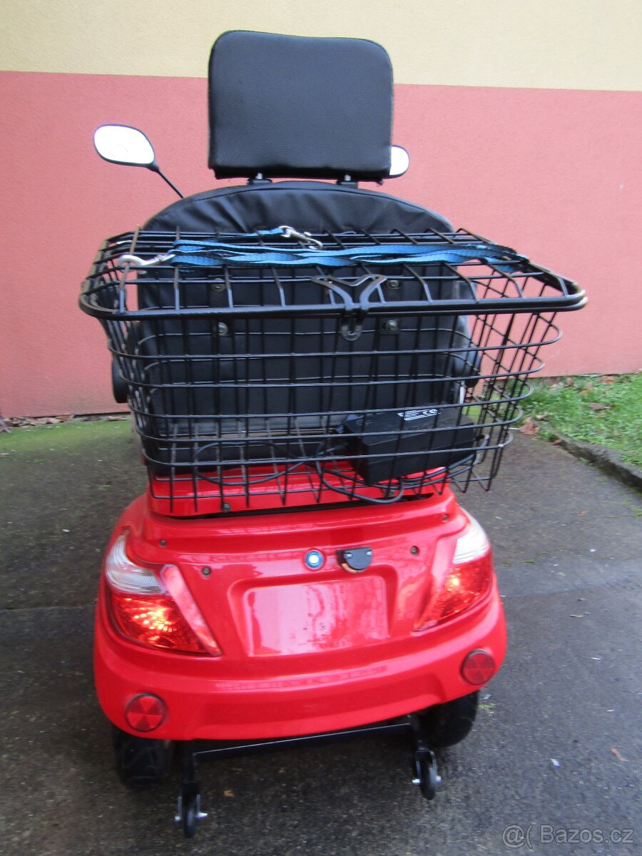 Invalidní vozík. Tříkolka - 3