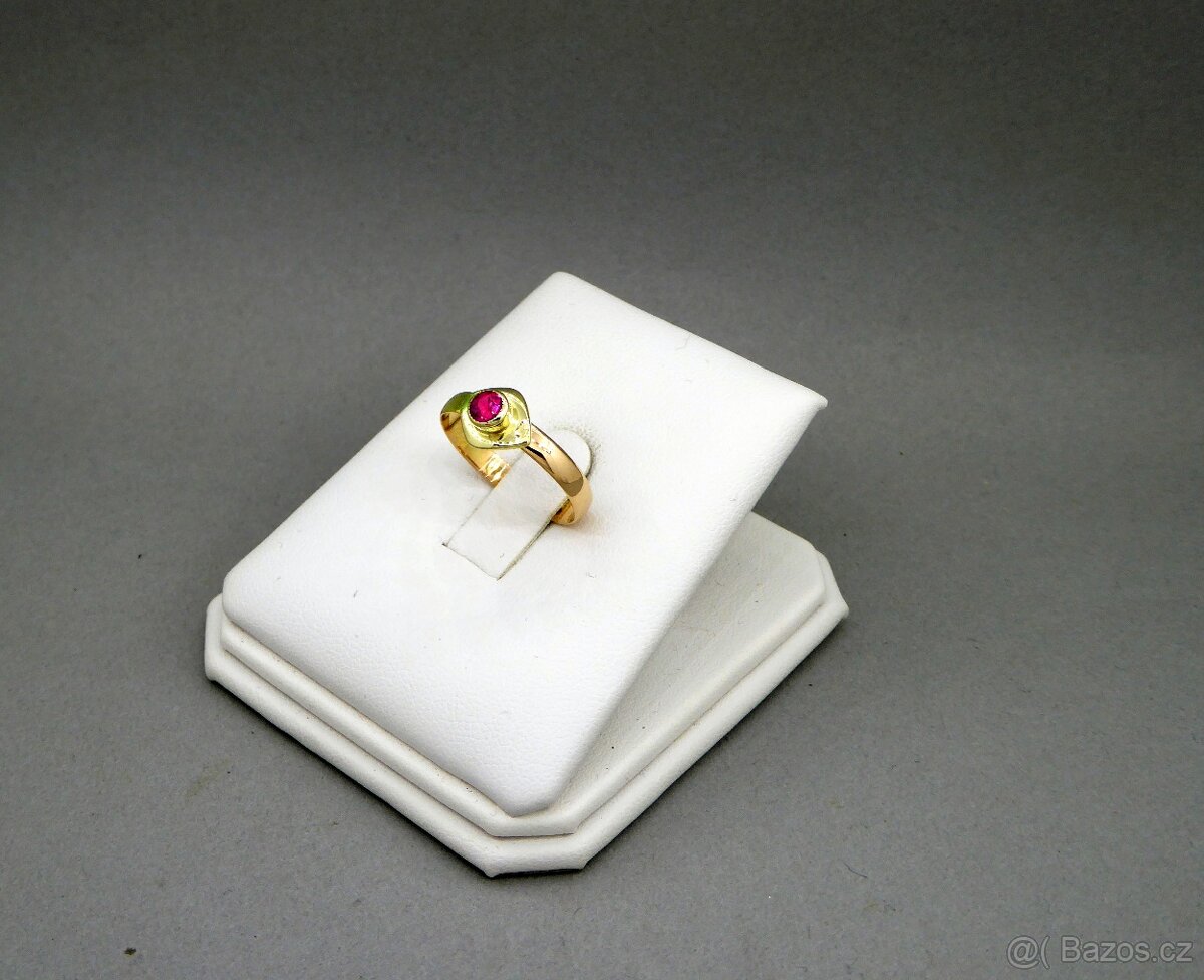 Krásný starší prsten s rudým kamínkem punc. LEV - 3