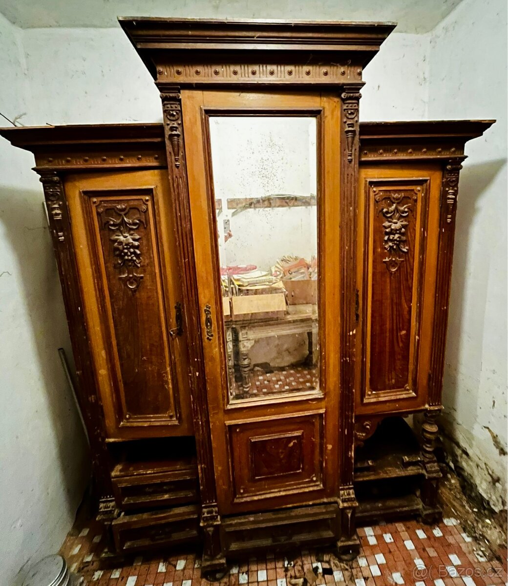 Dřevěná skříň - 3