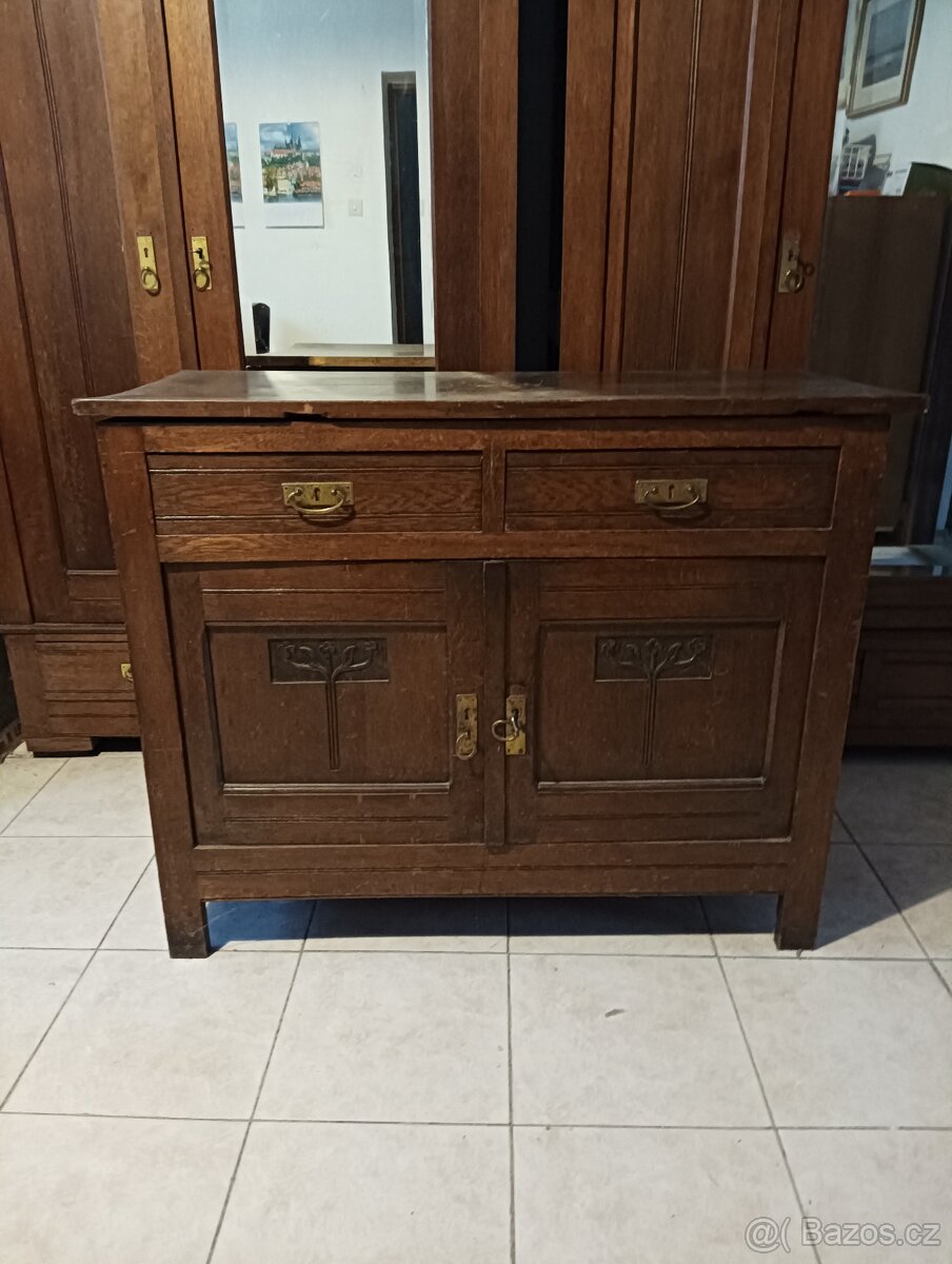 Starožitné postele + 2 noční stolky,příborník - 3