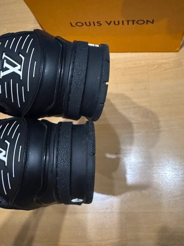 Boty Louis Vuitton trainer embossed monogram black - 3
