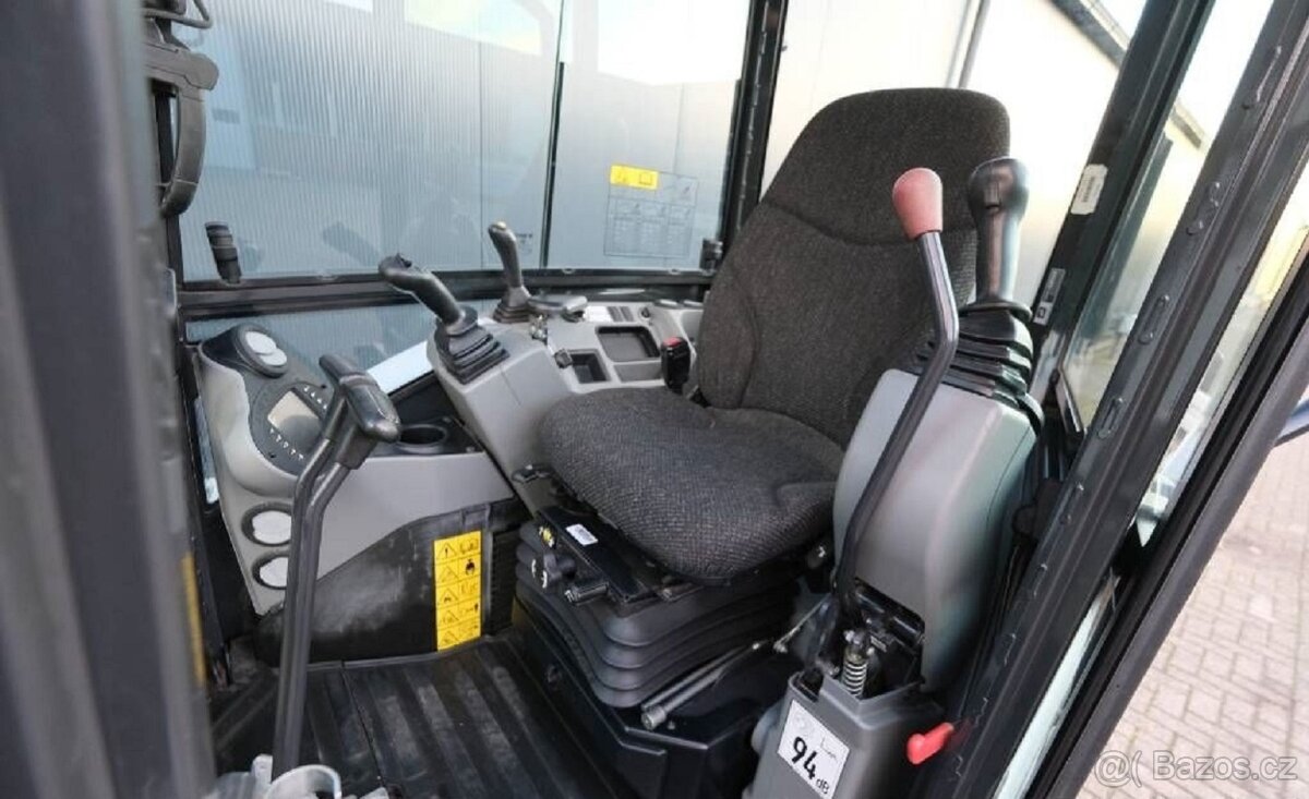 Mini-bagr| Výborný stav•Bobcat•3,4t-24,8 HP (18,2 kW) - 3