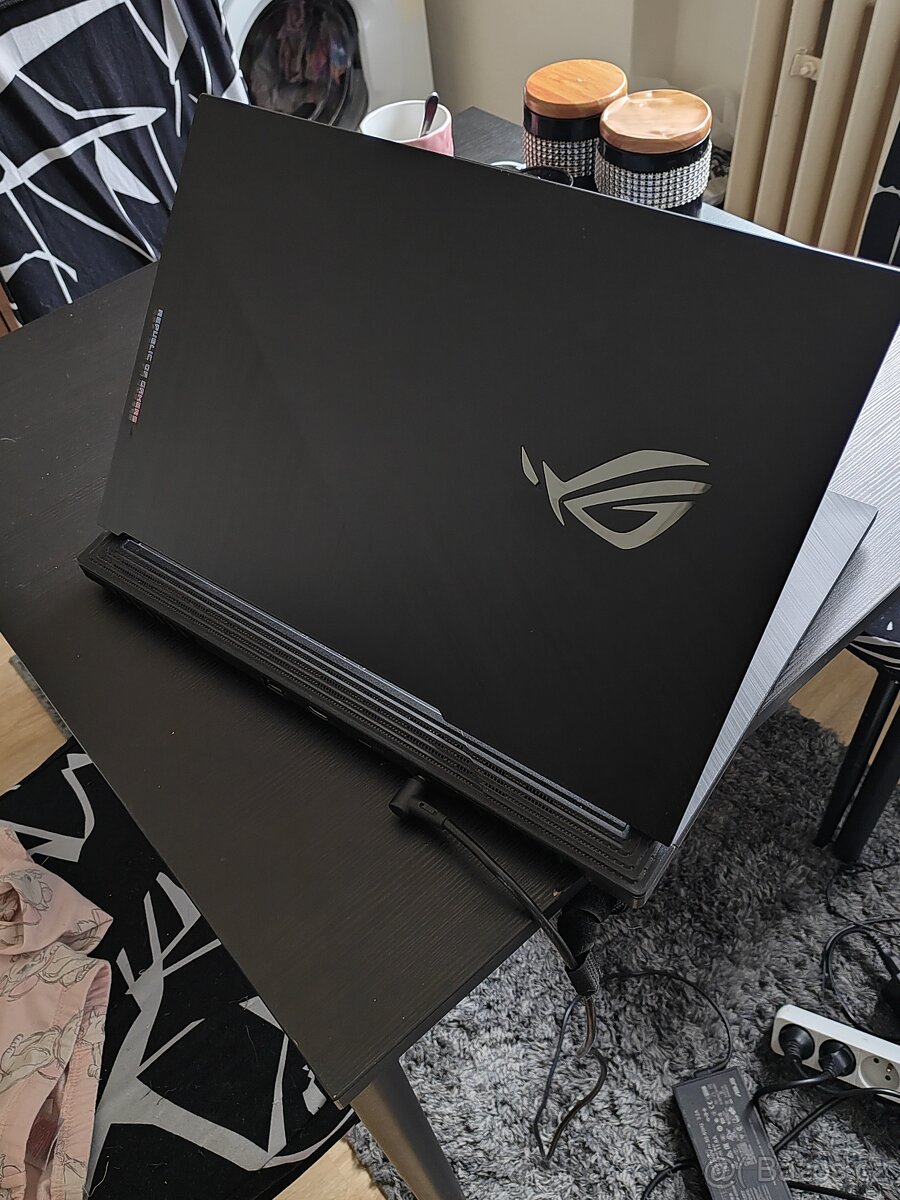 Prodám herní notebook Asus Rog G713 - 3