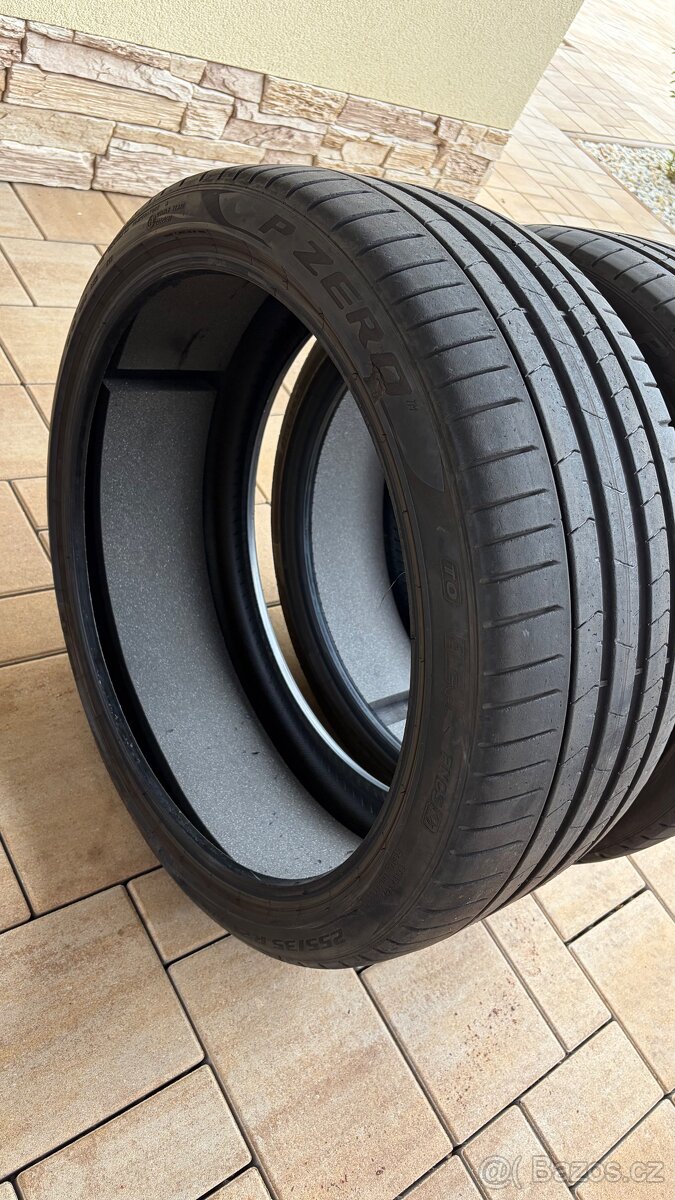 Pirelli P Zero 255/35/21 - 3