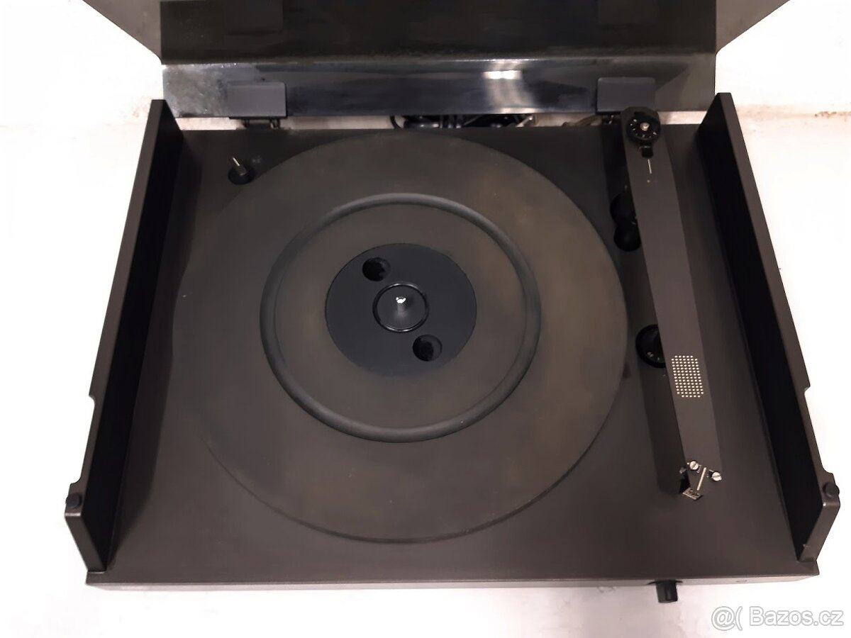 Gramo chassis NAD - 3