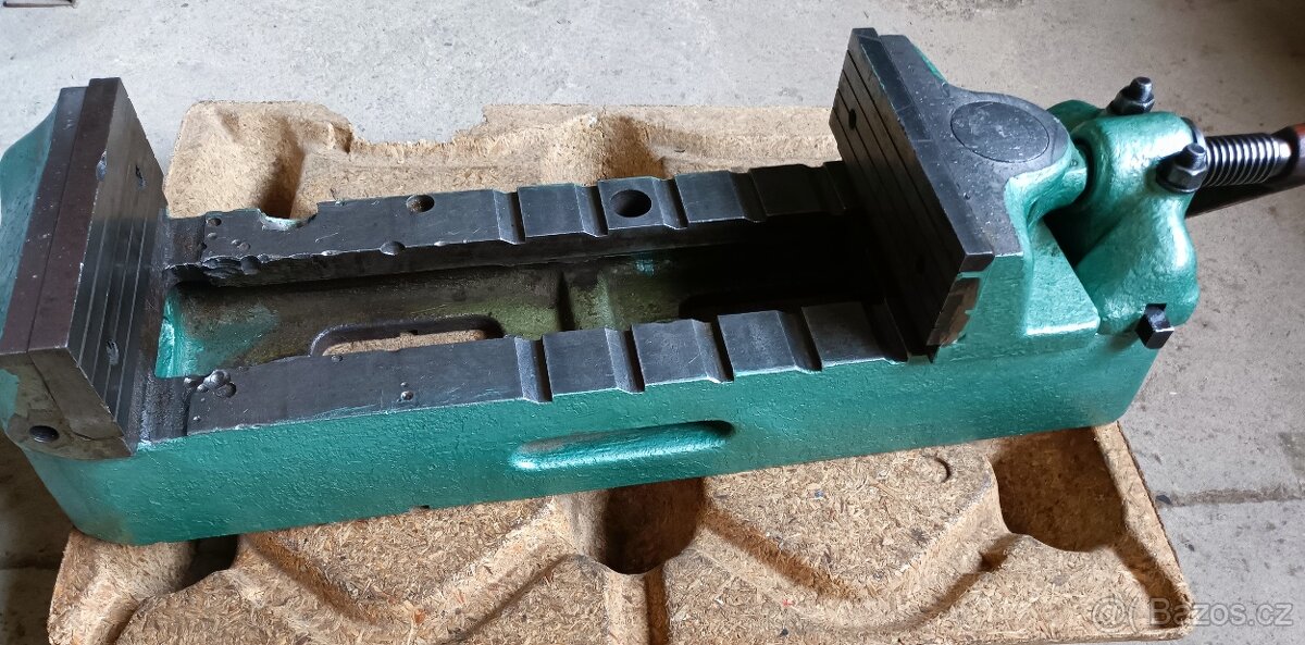 Masivní strojní svěrák 250mm - 3