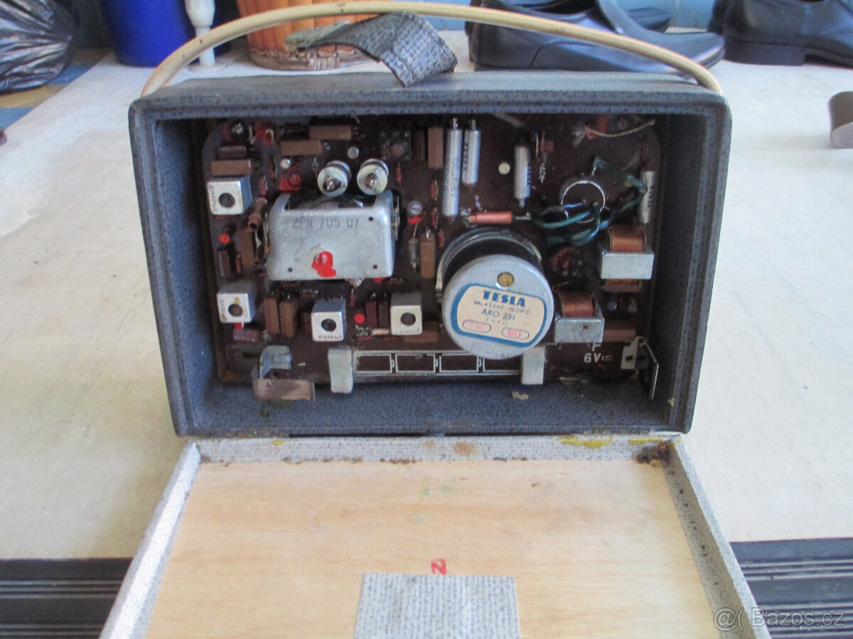 Jedno z prvních přenosných transistorových radii - 3