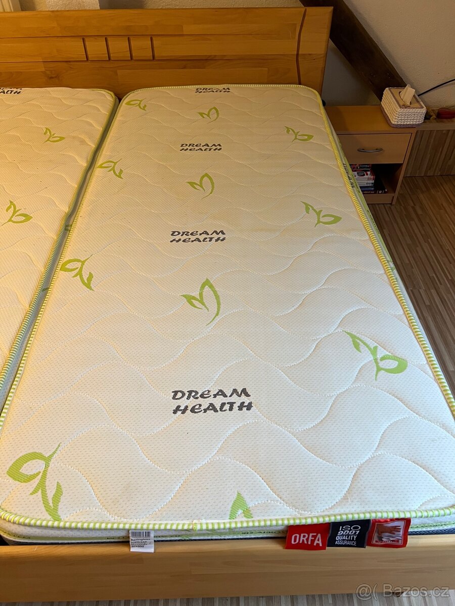 Postel 180x200 včetně roštu , dvou matraci , 2x noční stolek - 3