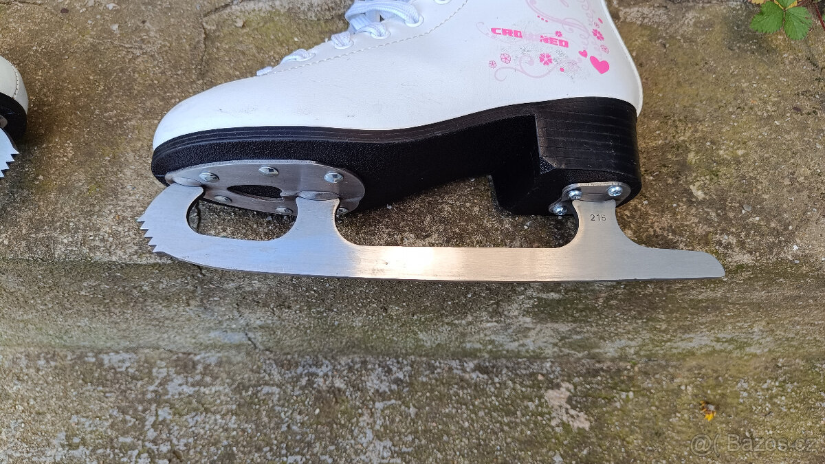 Prodám dívčí brusle Crowned vel. 35 - 3