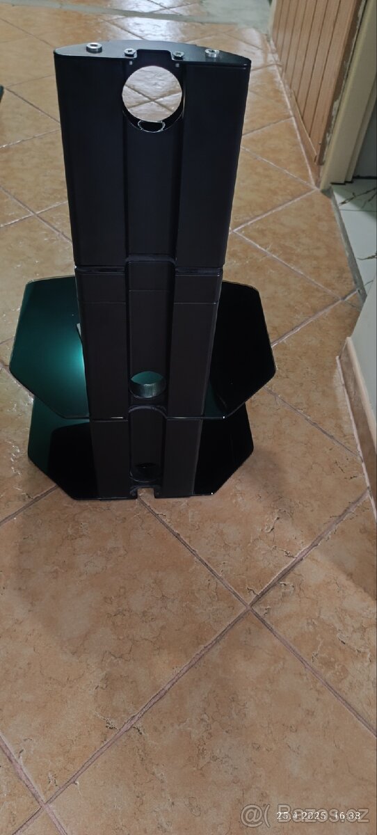 Sklěněna police pod televizi - 3