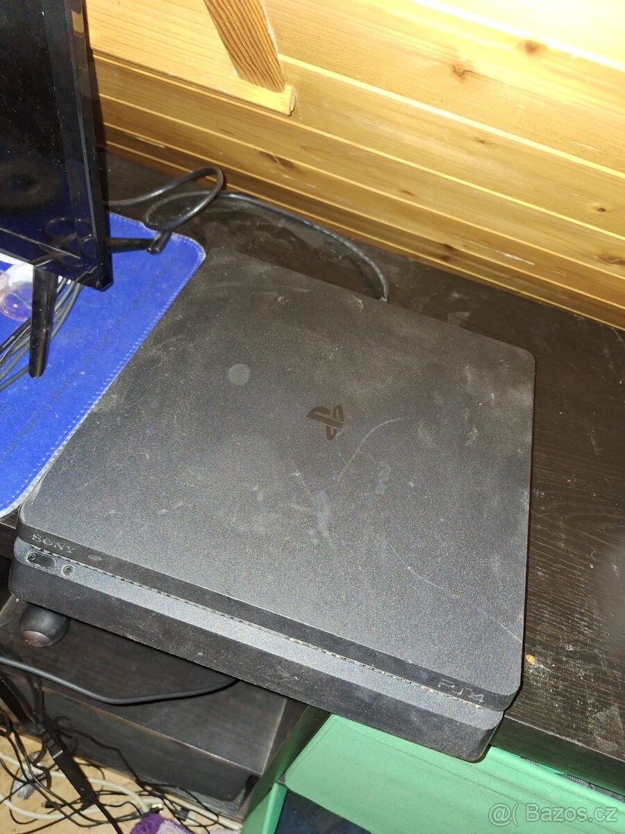 Prodám PlayStation 4 - 3