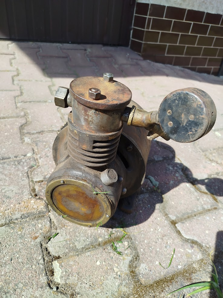 starý elektromotor s kompresorem - 3