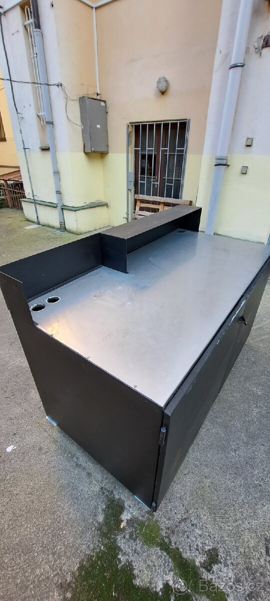 Prodám nerez stůl na kolečkách.Rozměry : 160+83+83 cm. - 3