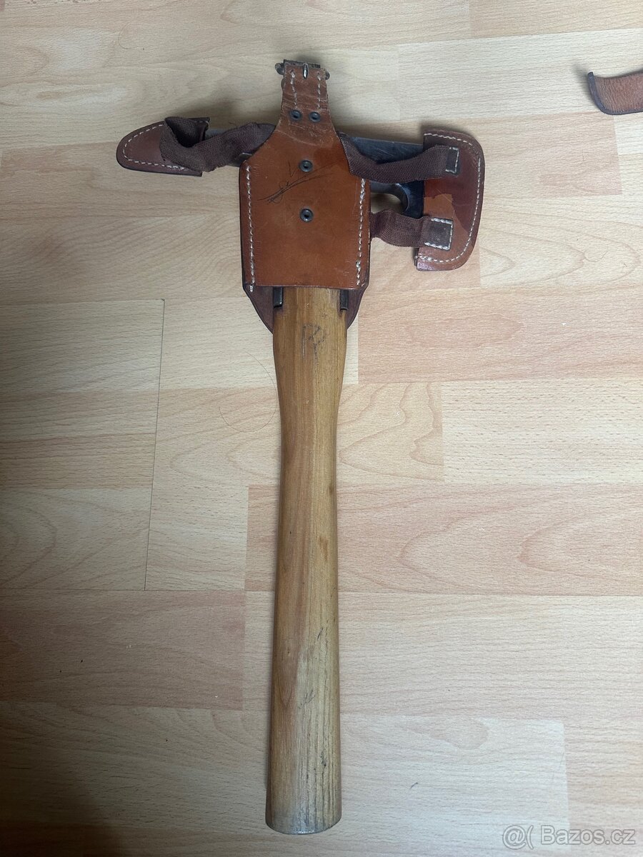 Stará hasičská sekera v koženém pouzdře - 3