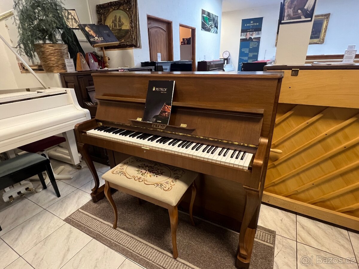 Petrof se zárukou 2 roky, doprava zdarma. Včetně židle - 3