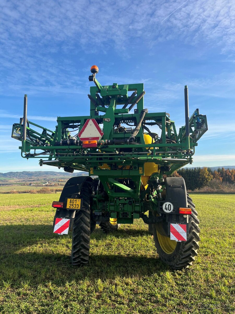 samochodný postřikovač JD R4040i - 3