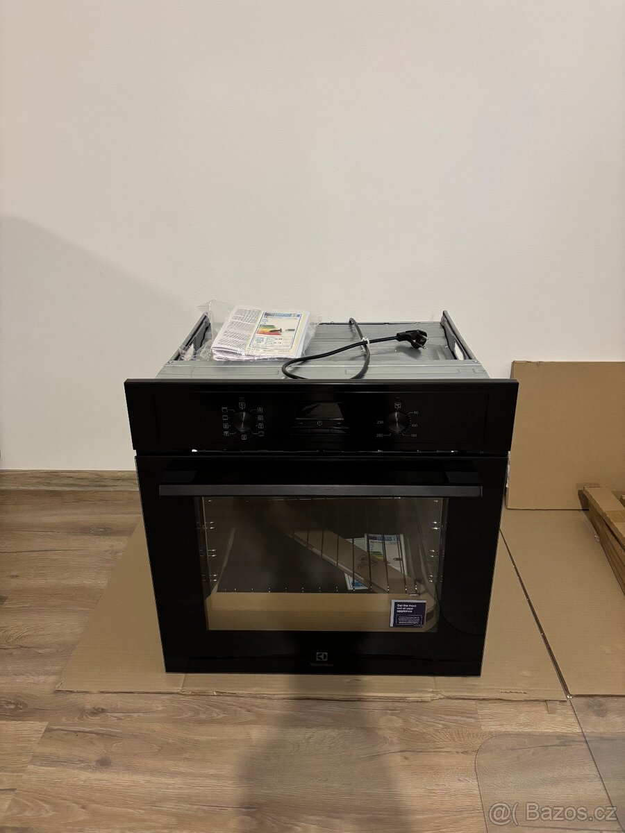 trouba Electrolux EOF3H50BK 600 SurroundCook - 3