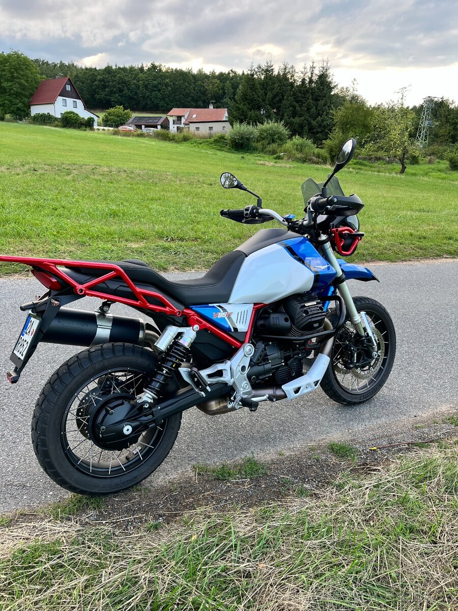 Moto Guzzi V85 TT 2023 po servisu, stále v záruce