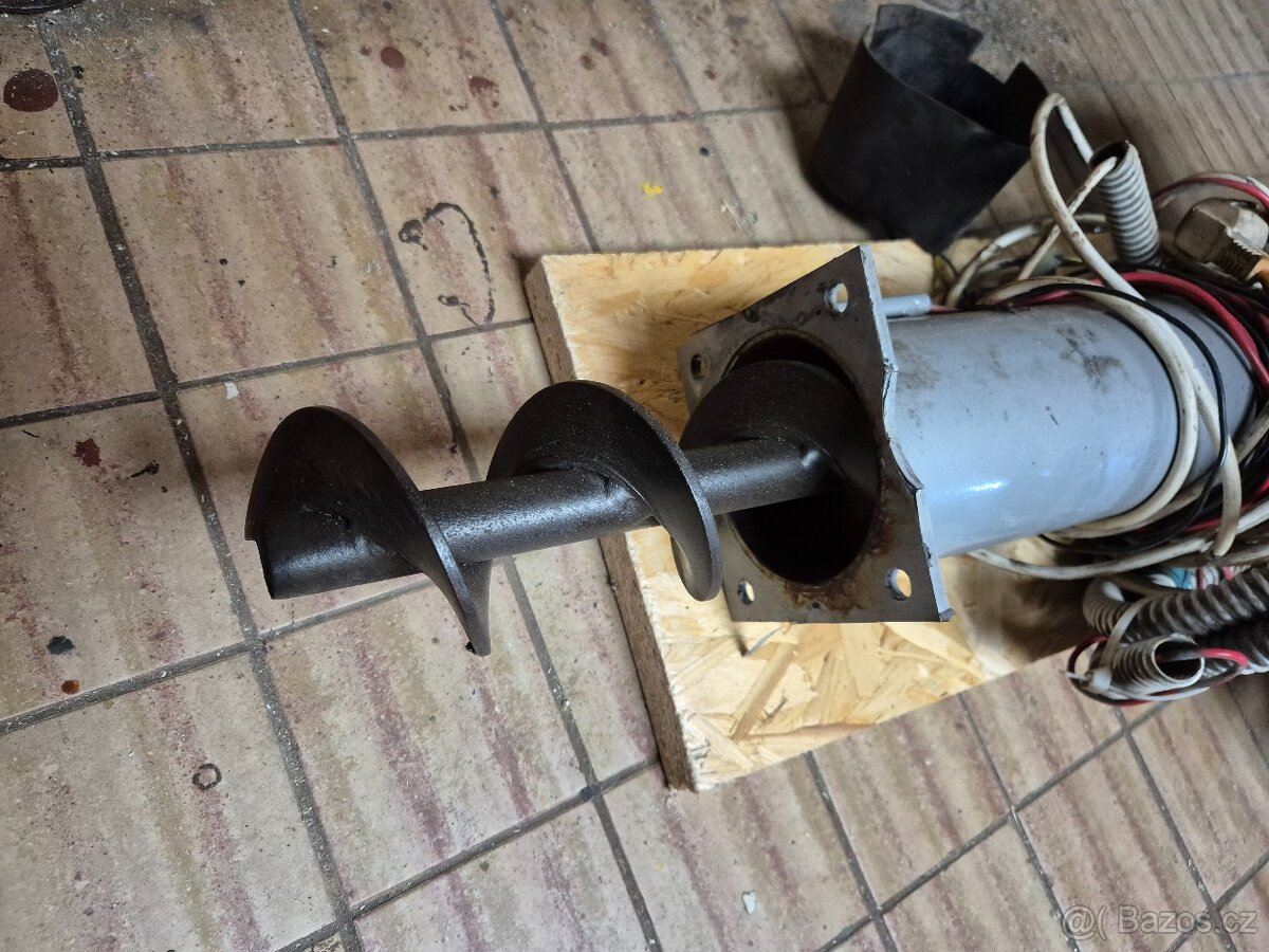 Násypka + podávací šnek a řízení ke kotli Viadrus Herkules D - 3