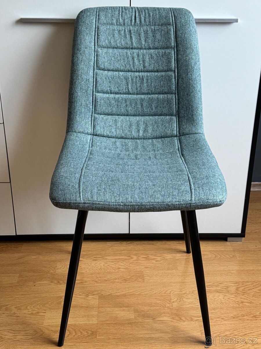 Jídelní stůl se 4 židlemi - 3