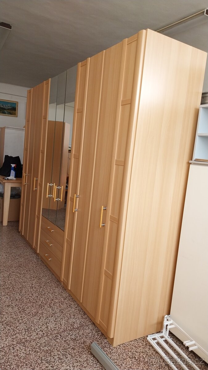 Velká šatní skříň s lámacími dveřmi - 3