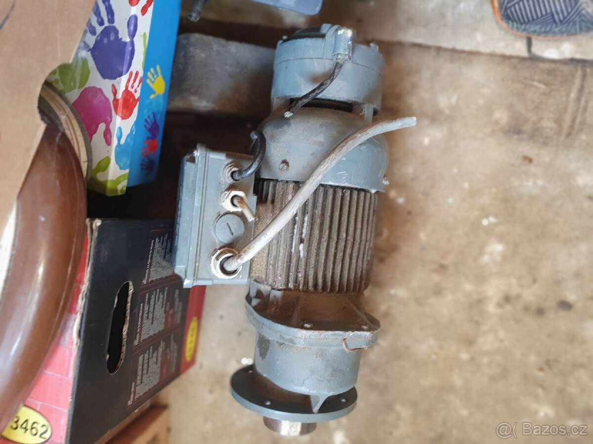 Elektromotor s převodovkou a brzdou - 3