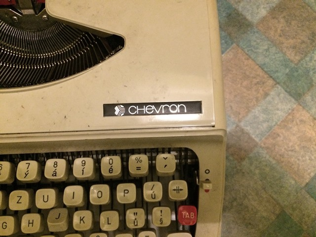 Psací stroj Kufříkový; Výborný stav, plně unkční. - 3