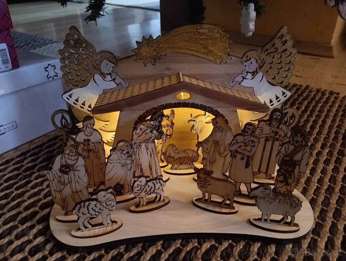 dřevěný betlém ručně malovaný osvětlený - 3