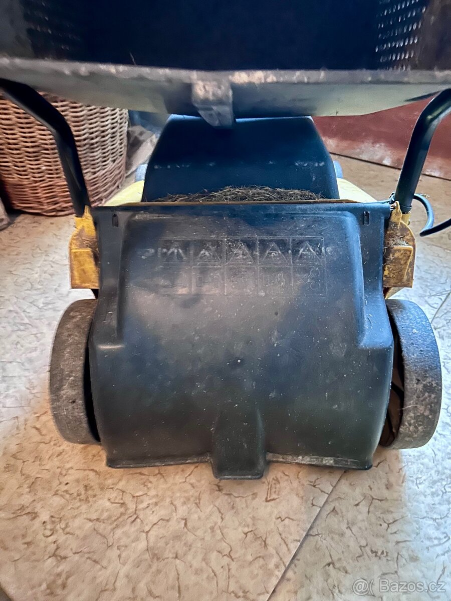 Starší elektrická sekačka - 3