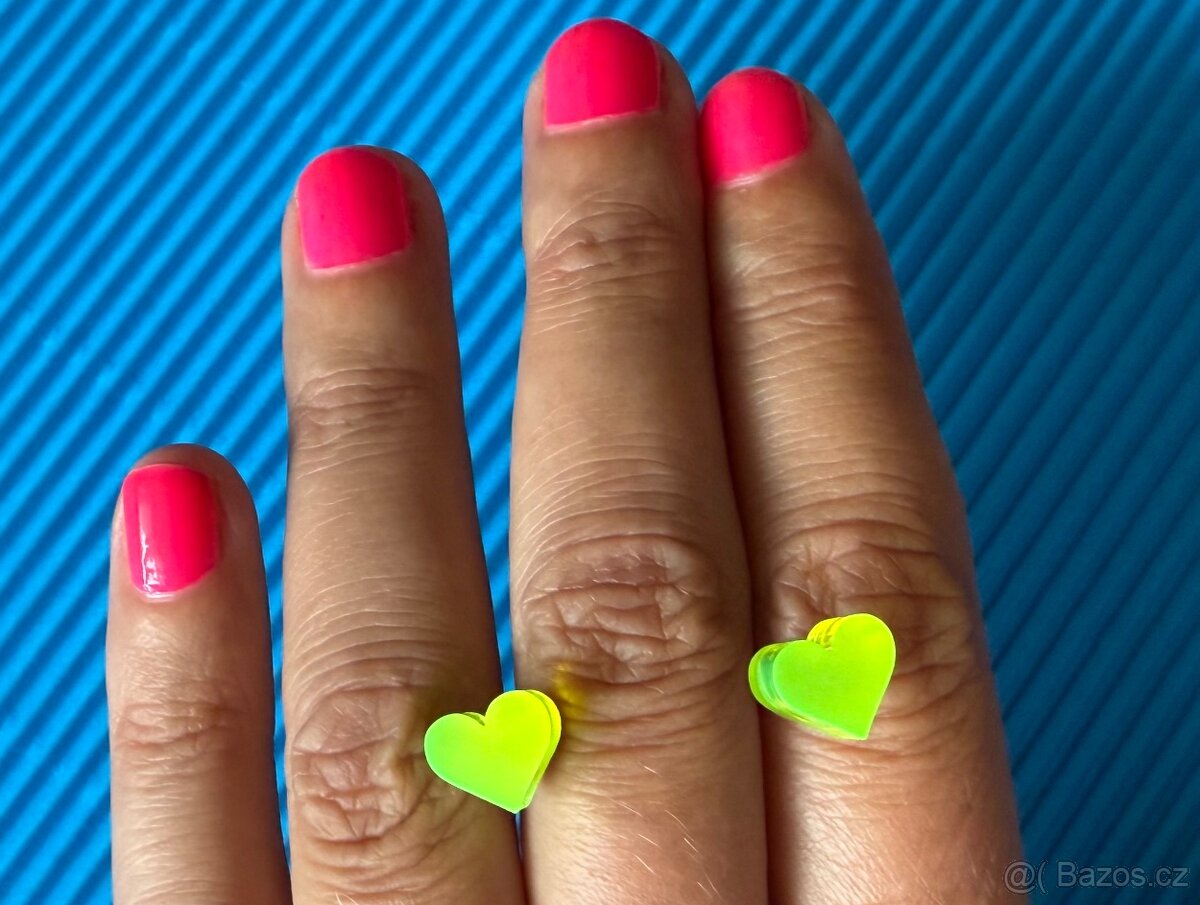 Zářivé náušnice – limetková srdíčka, puzety. - 3