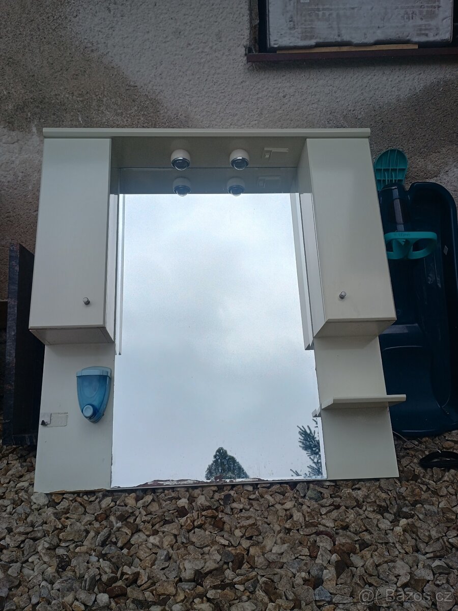 Koupelnová skříňka - 3