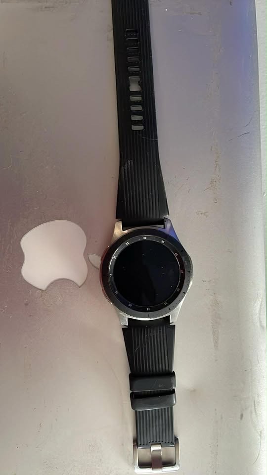 Apple MacBook Pro, Samsung -chytré hodinky, tablet, mobilní - 3