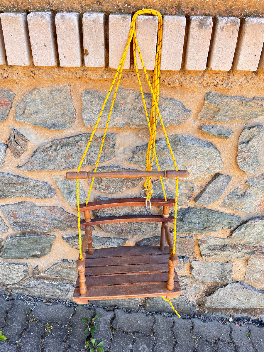 Dřevěná dětská houpačka na zahradu - 3