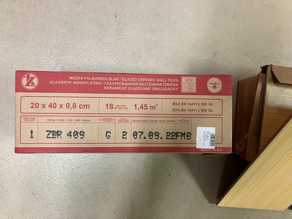 Prodám ker. obklady 20×40 cm, celkově 2,9 m², glazované. - 3