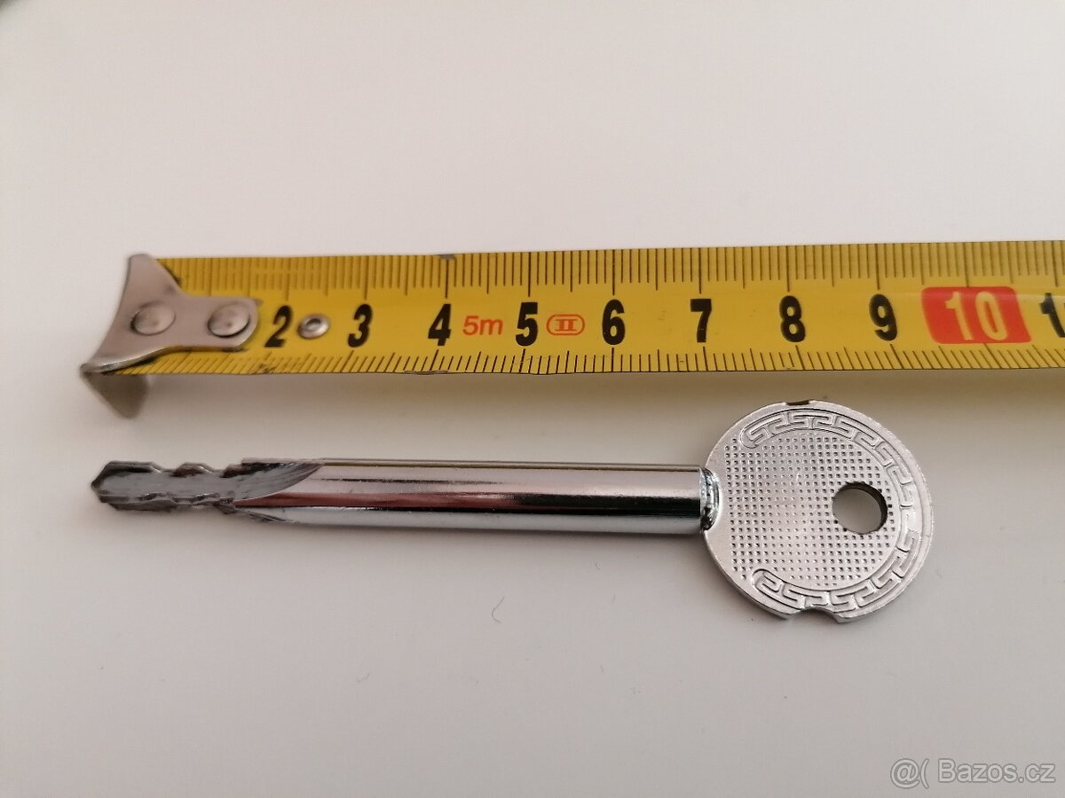 Masivní trezor s klíčovým zámkem - 3