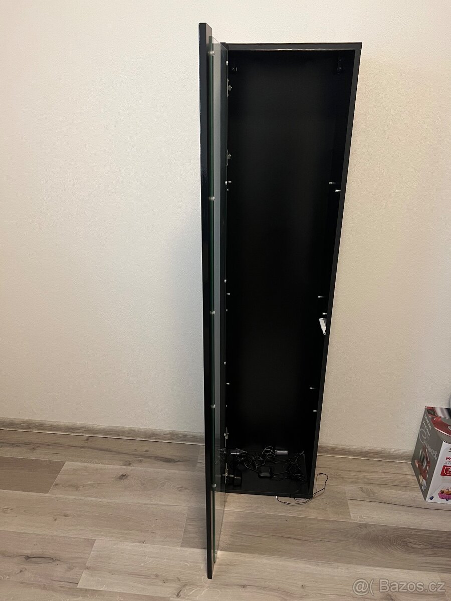 Vitrína podsvícená, závěsná - 3